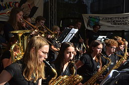 Foto vom Auftritt der Bläserklasse 10cb beim Fest der Kulturen im September 2018