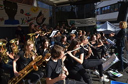 Foto vom Auftritt der Bläserklasse 10cb beim Fest der Kulturen im September 2018