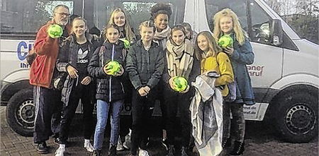 Foto der Mädchenhandballer des Teletta-Groß-Gymnasiums mit ihrem Trainer (2018)