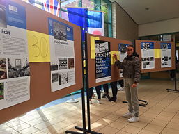 Foto von der Vorbereitung der Ausstellung '30 Jahre Mauerfall' im Foyer des TGG