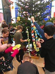 Foto vom Schmücken des TGG-Weihnachtsbaums 2019