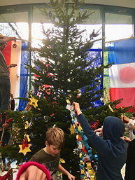 Foto vom Schmücken des TGG-Weihnachtsbaums 2019