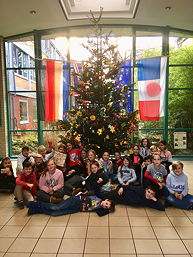 Foto vom Schmücken des TGG-Weihnachtsbaums 2019