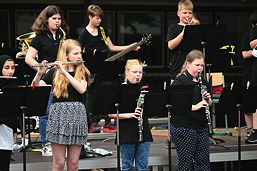 Foto vom Sommerkonzert des TGG auf dem Schulhof (Juli 2021)