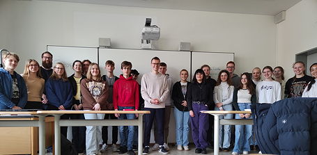 Foto der 10bm mit Julian Pahlke (Mai 2023)