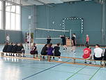 Das Foto zeigt ein Volleyballspiel der Zehntklässler in der großen Turnhalle des TGG (Juni 2023).