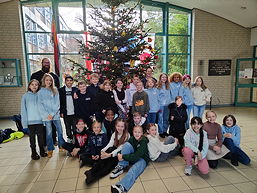 Foto von der Weihnachtsbaumaktion der 5d (November 2022)