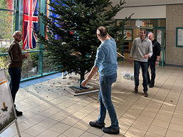 Foto von der Weihnachtsbaumaktion der 5d (November 2022)