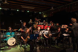 Foto vom Auftritt der Bigband „The Groove Gang“ bei der Lions-Benefizparty am 03.11.2023