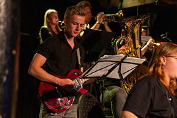 Foto vom Auftritt der Bigband „The Groove Gang“ bei der Lions-Benefizparty am 03.11.2023