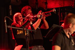 Foto vom Auftritt der Bigband „The Groove Gang“ bei der Lions-Benefizparty am 03.11.2023