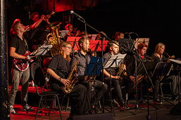 Foto vom Auftritt der Bigband „The Groove Gang“ bei der Lions-Benefizparty am 03.11.2023
