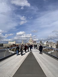 Das Foto zeigt die TGGler auf ihrer Fahrt in London.