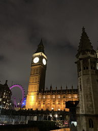 Das Foto zeigt Big Ben bei Nacht.
