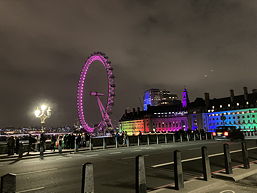 Das Foto zeigt das London Eye bei Nacht.