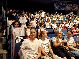 Das Foto zeigt die Chorkids bei dem Konzert.