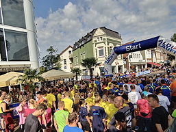 Das Foto zeigt die Teilnehmden am Citylauf vor dem Start (September 2023).