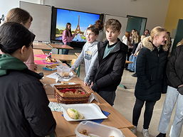 Das Foto zeigt eine der Aktionen am deutsch-französischen Tag am TGG 2024.