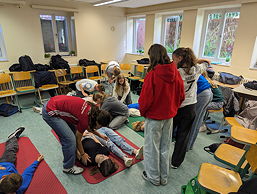 Das Foto zeigt eine Erste-Hilfeübung.
