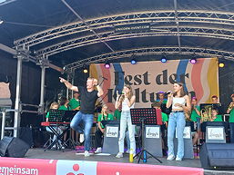 Das Foto zeigt Schülerinnen und Schüler der 10bs und ehemaligen 10bm bei ihrem Auftritt beim 'Fest der Kulturen' im September 2023.
