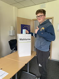 Das Foto zeigt einen Schüler des TGG bei der Stimmabgabe.