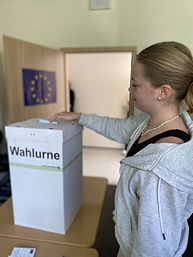 Das Foto zeigt eine Schülerin des TGG bei der Stimmabgabe.