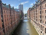 Das Foto zeigt die Hamburger Speicherstadt vom fahrenden Zug aus aufgenommen.