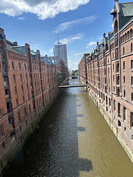 Das Foto zeigt die Hamburger Speicherstadt vom fahrenden Zug aus aufgenommen.
