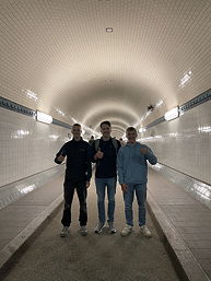 Das Foto zeigt drei Teilnehmer an der Klassenfahrt der 10d im Fußgängertunnel in der Elbe.