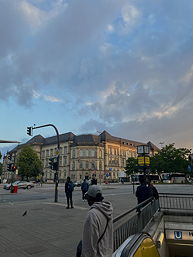 Das Foto zeigt eine geräumige Kreuzung in Hamburg im Abendlicht.