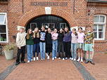 Das Foto zeigt die Klassenpaten vor der Jugendherberge Leer.