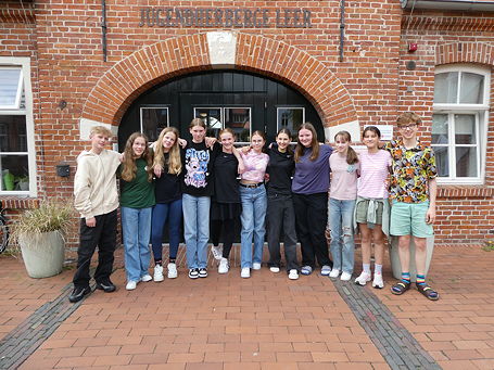 Das Foto zeigt die Klassenpaten vor der Jugendherberge Leer.