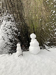 Das Foto zeigt einen Schneemann (Januar 2024)
