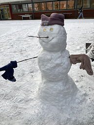 Das Foto zeigt einen Schneemann (Januar 2024)