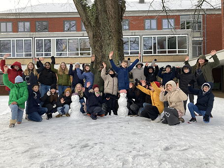 Das Foto zeigt die Klasse 6e mit zwei Schneemännern (Januar 2023).