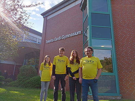 Das Foto zeigt die vier Starterinnen und Starter des TGG beim Ossiloop 2023 vor dem TGG-Gebäude (Mai 2023).