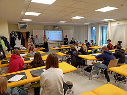 Das Foto zeigt den Besuch von Auszubildenden der Physiotherapieschule bei der 9ds.