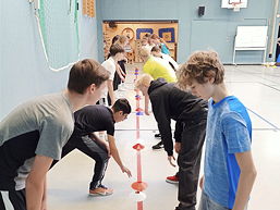 Das Foto zeigt den Besuch von Auszubildenden der Physiotherapieschule bei der 9ds.