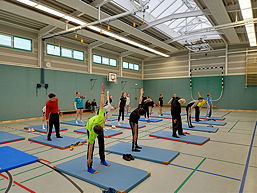 Das Foto zeigt den Besuch von Auszubildenden der Physiotherapieschule bei der 9ds.
