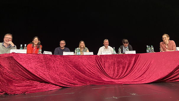 Das Foto zeigt die Teilnehmenden an der Podiumsdiskussion.