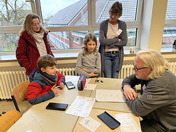 Das Foto zeigt Szenen vom Grundschulinformationstag am TGG 2024.
