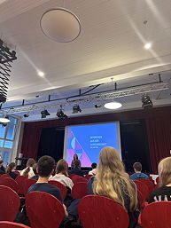 Das Foto zeigt Leon Wenke in der Aula des TGG bei der Schülerratssitzung am 22.05.2024.
