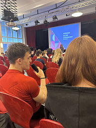 Das Foto zeigt Leon Wenke in der Aula des TGG bei der Schülerratssitzung am 22.05.2024.