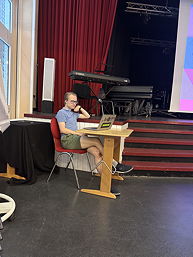 Das Foto zeigt Hauke Wasse, den Protokollanten, in der Aula des TGG bei der Schülerratssitzung am 22.05.2024.
