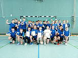 Das Foto zeigt die siegreiche Klasse beim Sporttag der 7. Klassen jubelnd in der Turnhalle (Januar 2024).