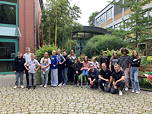 Das Foto zeigt die Schülerinnen und Schüler der Klasse 6d, die vom 07. auf den 08.06.2024 im TGG übernachtet haben, mit den beteiligten Lehrkräften.