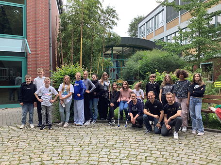 Das Foto zeigt die Schülerinnen und Schüler der Klasse 6d, die vom 07. auf den 08.06.2024 im TGG übernachtet haben, mit den beteiligten Lehrkräften.