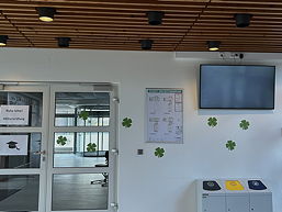 Das Foto zeigt die Verzierungen im Foyer des Oberstufengebäudes für den 13. Jahrgang.