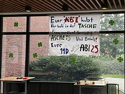 Das Foto zeigt das Plakat im Foyer des Oberstufengebäudes für den 13. Jahrgang.