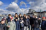 Das Foto zeigt die Schüler auf der Westminster Bridge; im Hintergrund ist das London Eye zu sehen.
